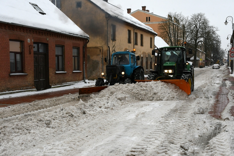 Bauskā vidējais sniega biezums ir ap 15 centimetriem; «Vides serviss» neatlaidīgi ar to cīnās.
Autors: Ivars Bogdanovs
