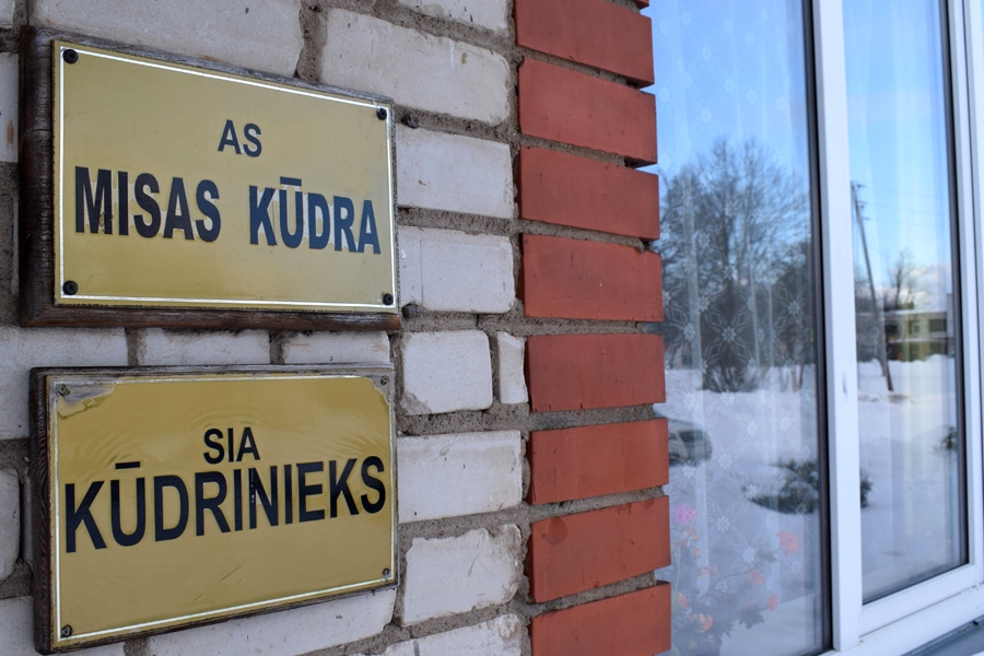 Pie administrācijas ēkas vēl aizvien ir plāksnīte, kas atgādina par kūdras ieguves un pārstrādes uzņēmuma agrāko nosaukumu. Gadu gaitā tas mainījies, un pašlaik Misas kūdras fabrikas tradīcijas turpina a/s «Agaris Latvia».
Autors: no «Bauskas Dzīves» arhīva.