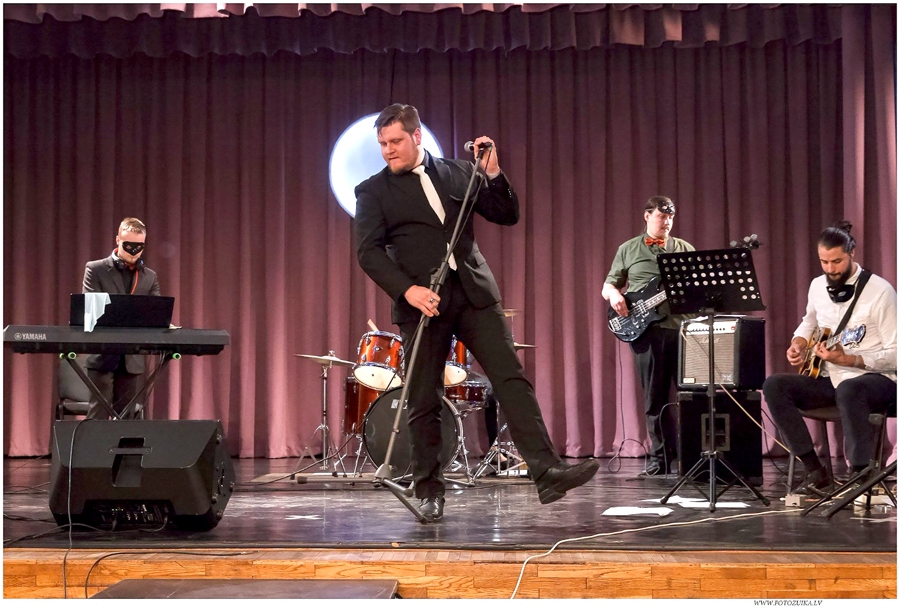 Dainis Rijkuris kopā ar pavadošo sastāvu uz Vecumnieku tautas nama skatuves kādā Jaungada ballē.
Autors: no D. Rijkura arhīva.