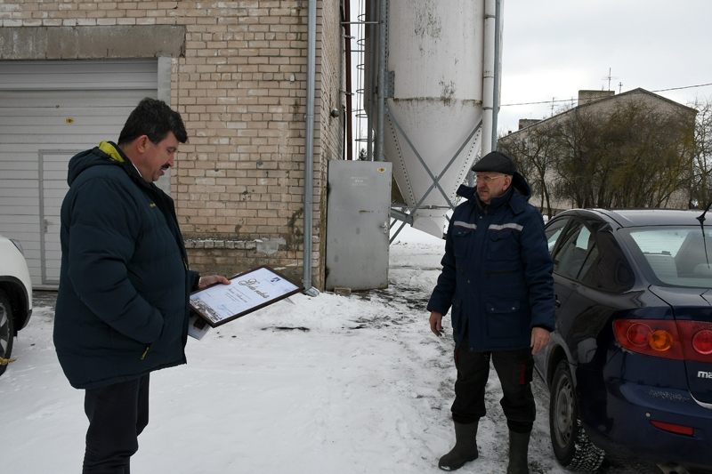 Bauskas novada pašvaldības vadītājs Arnolds Jātnieks Garozas ciemā sveic Jāni Alonderi ar «Goda rakstu».
Autors: Ivars Bogdanovs