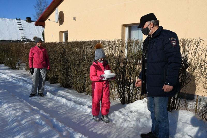 Svitenes pagasta pārvaldes vadītājs Jānis Liepa atvedis pusdienas otrklasniecei Sofijai.
Autors: Ivars Bogdanovs