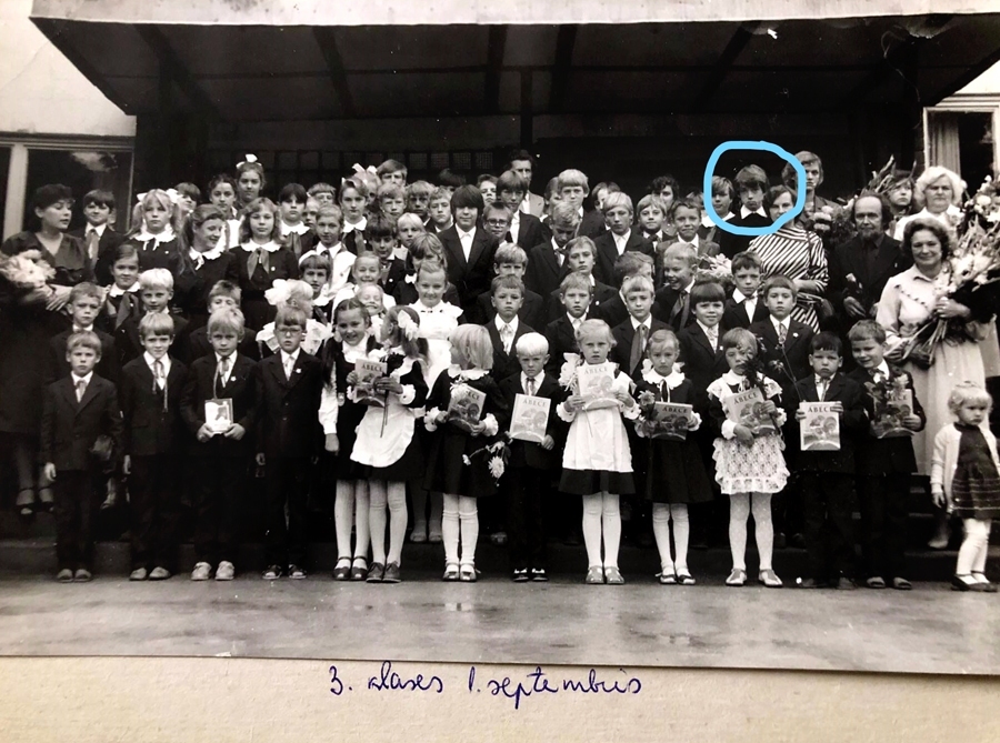 Lielauces pamatskolas audzēkņu fotogrāfija, A. Kontauts tajā izcelts.
Autors: no V. Krakauska arhīva.