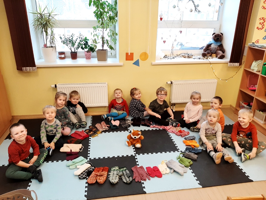 Grupas «Lapsiņas» audzēkņi ar interesi pētīja cimdu rakstus. FOTO – BAIBA GERDIŅA
Autors: Baiba Gerdiņa