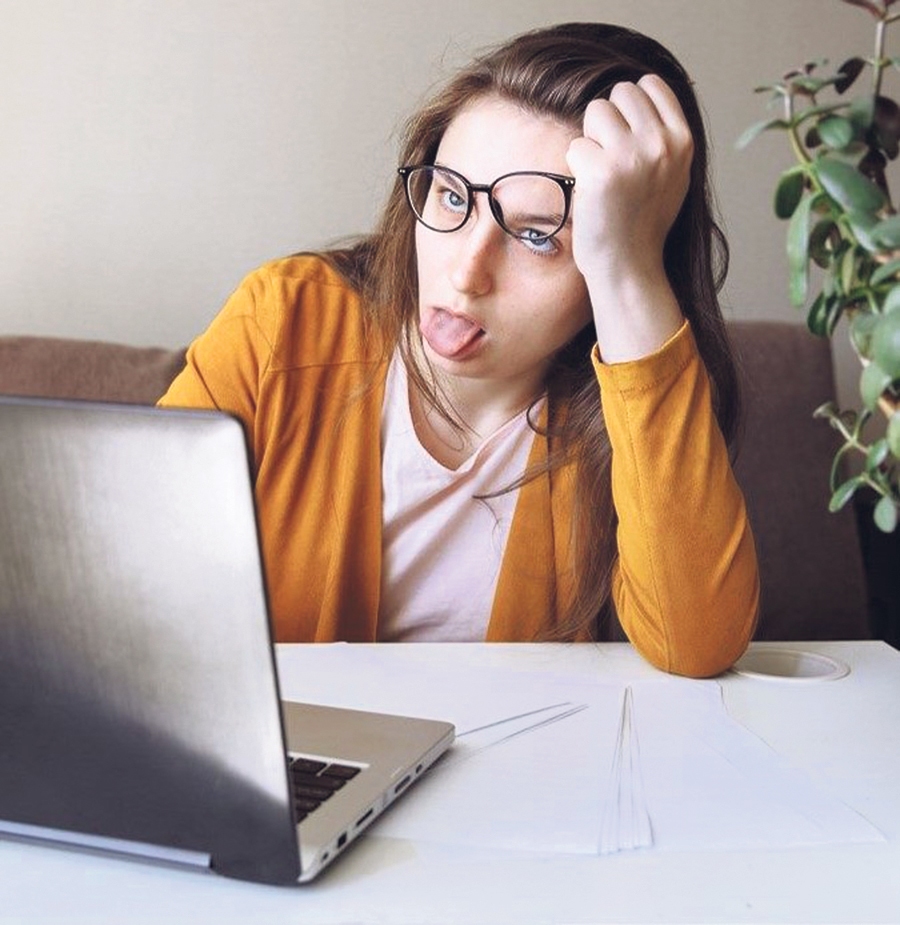 Lai viedierīces mūs «neizsūktu», nepieciešams drošs attālums no ekrāna, ūdensglāze blakus un regulāras pauzes – tie ir galvenie trīs ieteikumi visiem, kuri laiku pavada pie datoriem un viedtālruņiem mācībās vai darbā.
Autors: Publicitātes foto.