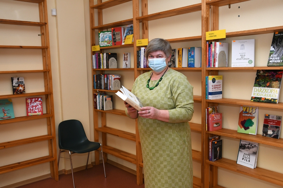 Anita Maldute bibliotēkā apkalpo lasītājus ne tikai Vecrundālē, bet nu arī Saulainē.
Autors: Ivars Bogdanovs