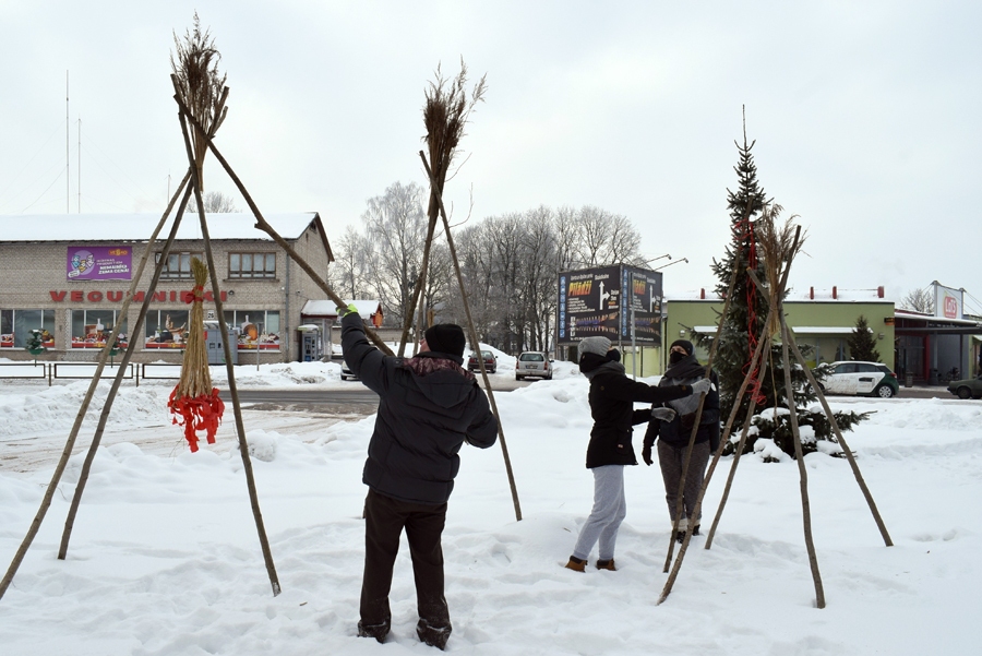 Vecumnieku centrā pie tautas nama pirmdien, 8. februārī, izvietoti vides objekti, kas nepārprotami norāda – Meteņu galvenais simbols ir Zemgales budēļu cepure. Dekorācijas izkārto tautas nama darbinieces Inga Rakusova (no labās), Marta Šilova un pašvaldības saimniecības
nodaļas pārstāvis Imants Zaļais.
Autors: Žanna Zālīte