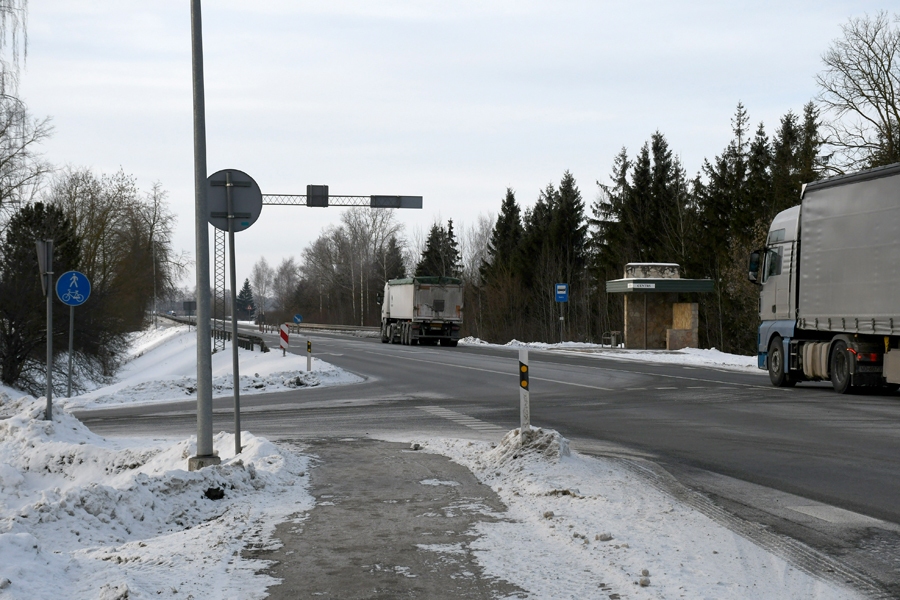 Ceraukstes pagastā iedzīvotājiem gan uz autobusu pieturu, gan kapsētu nākas doties pāri maģistrālei A7, uz kuras nav apzīmētas gājēju pārejas.
Autors: Ivars Bogdanovs
