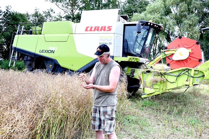 Zemes kopplatība «Krišjāņos» ir 760 hektāru. Attēlā – Jānis Straģis vienā no karstajām pļaujas sezonām.
Autors: no «Bauskas Dzīves» arhīva.