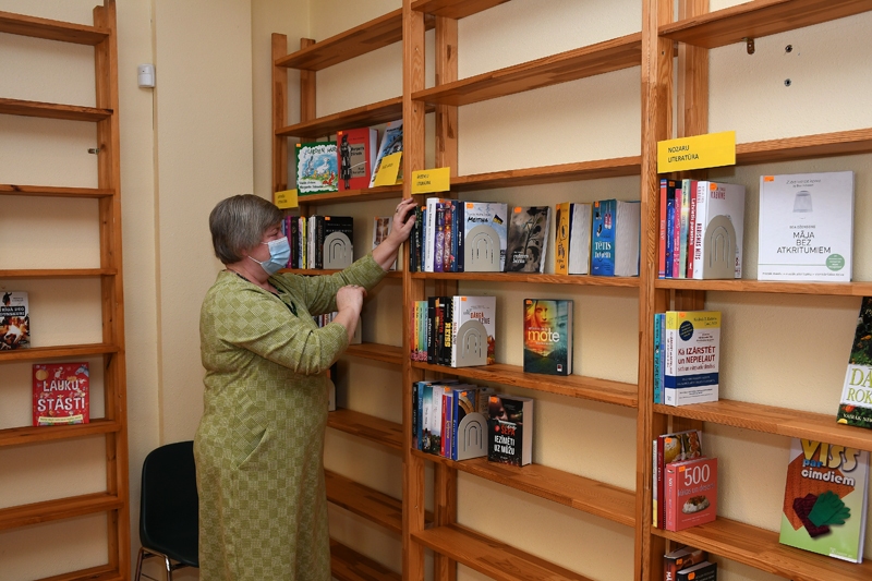 Bibliotēkā Saulainē - bibliotekāre Anita Maldute.
Autors: Ivars Bogdanovs