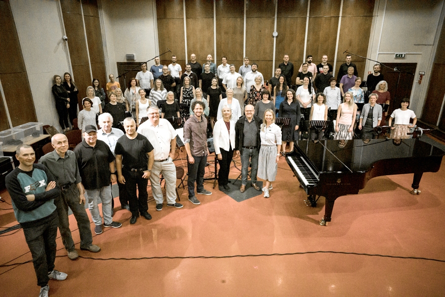 Valsts akadēmiskais koris «Latvija» Māra Sirmā (pirmajā rindā otrais no labās) vadībā.
Autors: Sanita Ieva Sparāne