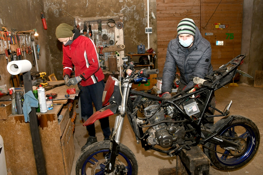 Jaunieši Ralfs Skujevskis (no kreisās) un Rihards Sunteiks brīvajā laikā remontē savus braucamrīkus.
Autors: Ivars Bogdanovs