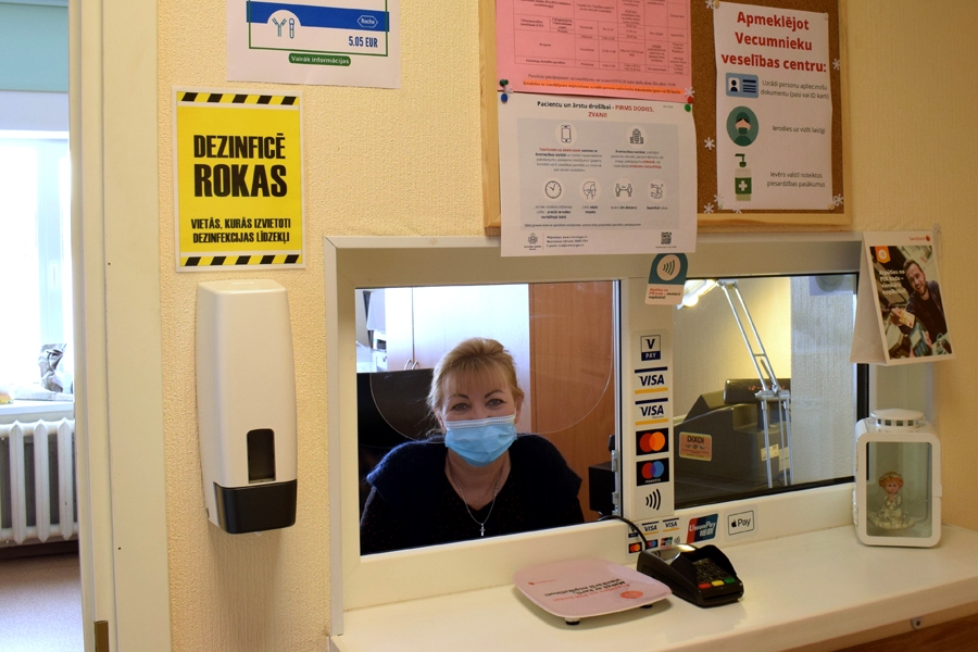Anda Tomsone, kasiere-reģistratore, teic, ka liela interese ir par iespēju veikt «Covid-19» testu, lai dotos uz ārzemēm.
Autors: Žanna Zālīte