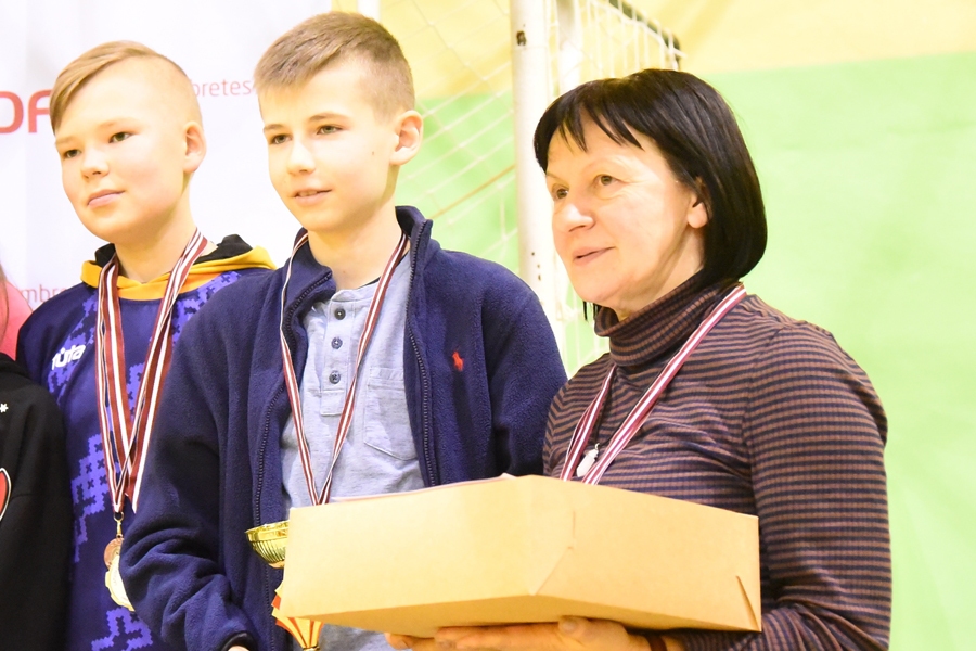 Inga Bernāte (no labās) kopā ar Bauskas novada jaunajiem dambretistiem Jurģi Stīpnieku un Evertu Rūdolfu Lepsi.
Autors: no «Bauskas Dzīves» arhīva.