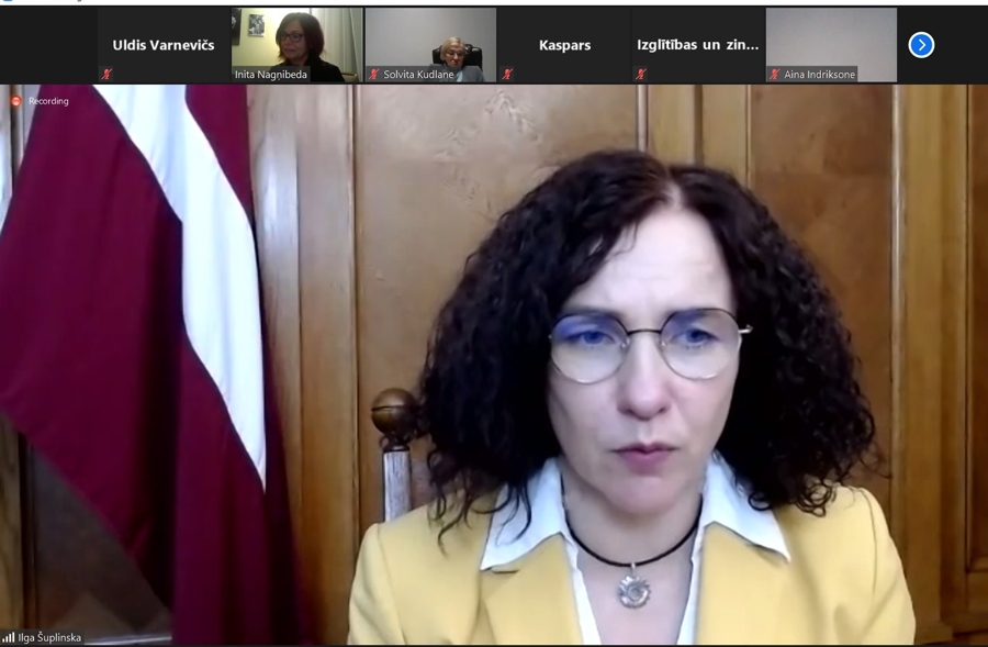 Ilga Šuplinska tiešsaistē tikās ar Bauskas, Iecavas, Rundāles un Vecumnieku novada pedagogiem. 

Autors: Ekrānšāviņš.