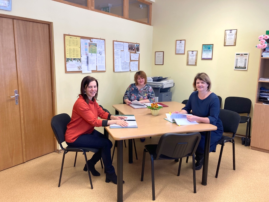 Darba procesā pirms «Covid-19» direktores vietniece Gita Zaķe (pirmā no kreisās), vidū direktores vietniece Ilona Grīnberga un skolotāja Aina Grase.
Autors: no A. Grases personiskā arhīva.