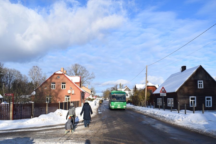 Ir cerība, ka Bauskas iela Vecumniekos varētu tikt pie trotuāra. Gadiem ilgi gājēji spiesti pārvietoties pa ceļa braucamo daļu.
Autors: Žanna Zālīte