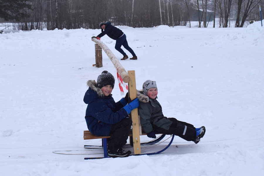 Grieztavas pie Jaunā ezera Vecumniekos ir jautra izklaide gan Meteņu tradīciju cienītājiem, gan ziemas prieku baudītājiem. Ragavās griežas brāļi Kristens (no kreisās) un Jēkabs Daniels.
Autors: Žanna Zālīte