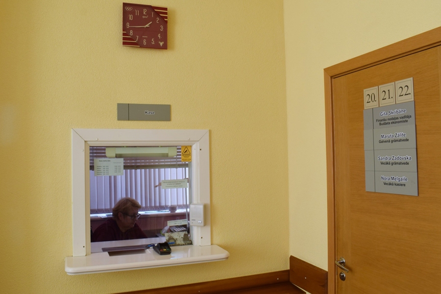 Vecumnieku novada domes kasē darījumus ar skaidru naudu var veikt reizi nedēļā – trešdienās, pārējās dienās tā apmeklētājiem ir slēgta.
Autors: Žanna Zālīte