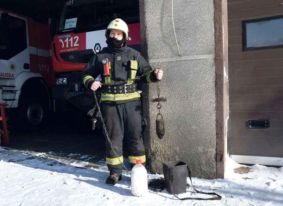 VUGD Bauskas daļas vada komandieris Jānis Paškevičs demonstrēja, ka degošu sodrēju dzēšanai izmanto tehnisko sāli, nevis ūdeni, kas temperatūras kontrasta dēļ var radīt plaisas skurstenī. Pēc tam darbā tiek laista skursteņslauķa birste ar desmit kilogramu smagu atsvaru.
Autors: Ivars Bogdanovs
