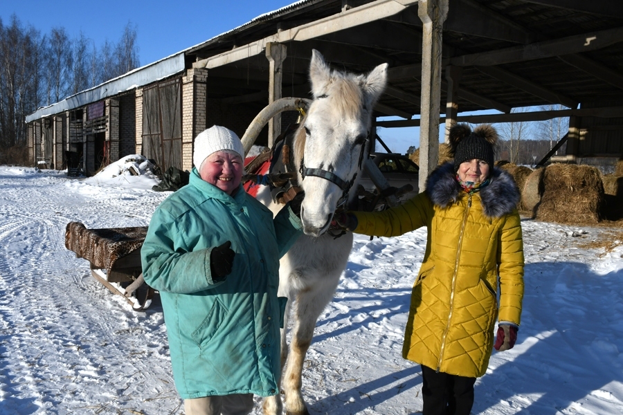 Skaidrīte Zvirbule (no kreisās) priecājas par savu ķēvi Saktu, kuru vadīt palīdz Māra Cimermane.
Autors: Ivars Bogdanovs