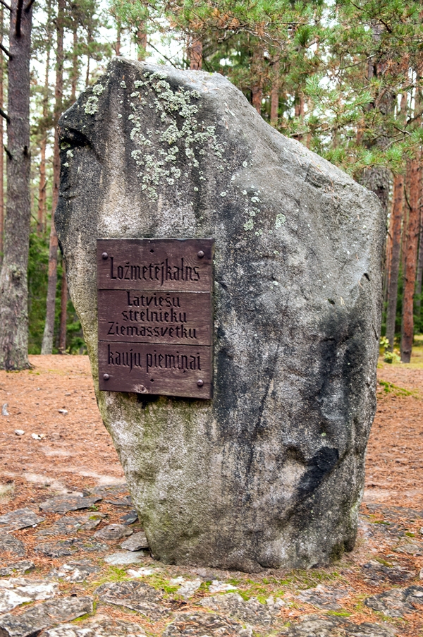 Piemiņas akmens latviešu strēlnieku Ziemassvētku kauju piemiņai.
Autors: no Jelgavas reģionālā tūrisma centra arhīva.