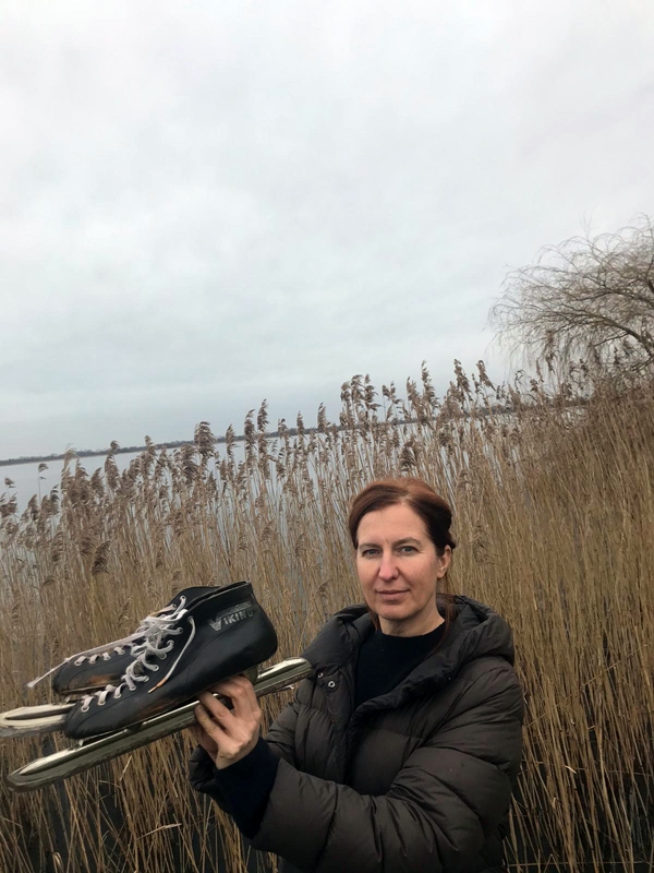 Jolanta Sēnele: «Bildē ir slavenākās holandiešu slidas, ar kurām uz ledus nav kauns parādīties. Un ja tev ir tādas, tad tas nozīmē, ka esi īstens slidotājs. Fonā redzamās niedres arī raksturīgs ainavas elements.»
Autors: Māra van Hedela