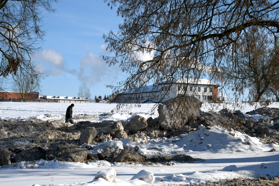 Bauskā sniegu pārvieto uz teritoriju Plūdoņa ielas galā.
Autors: Ivars Bogdanovs