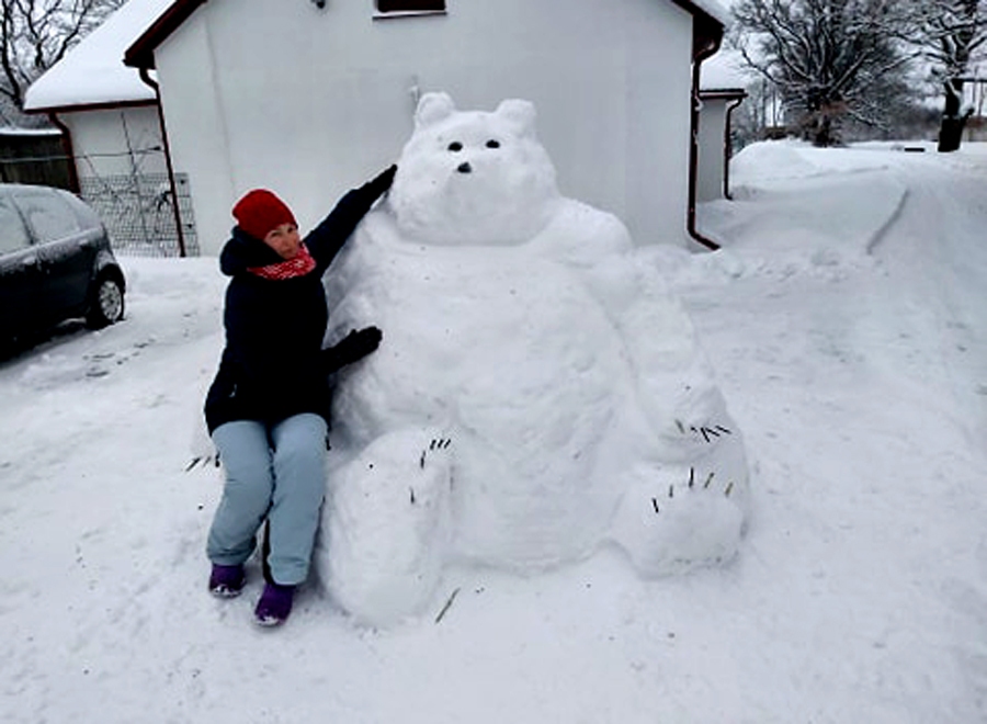 Vita Reinfelde kopā ar pašu celto milzu leduslāci.
Autors: Eva Reinfelde