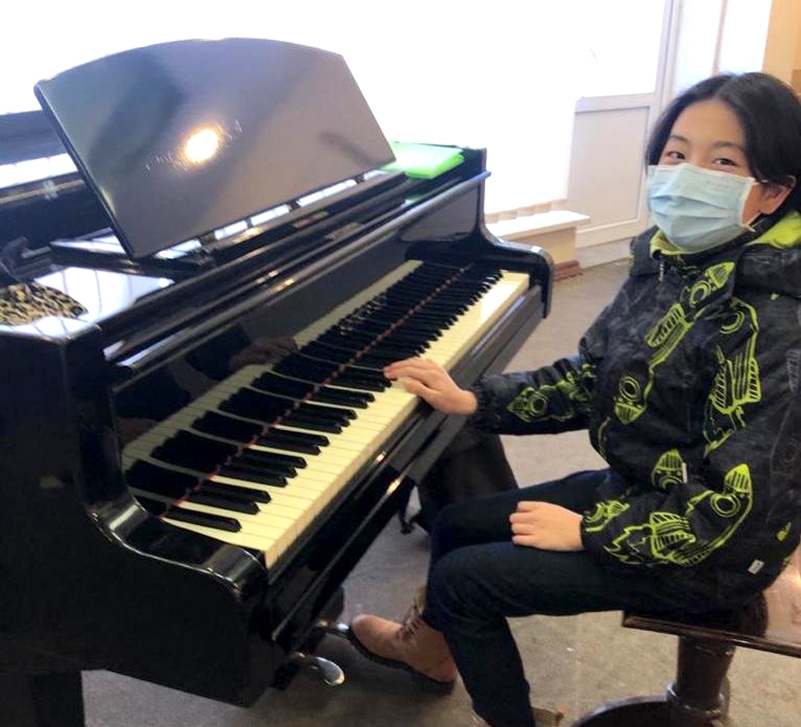 Zhuens Jangs (Enzo) pie jaunā mazā flīģeļa «Estonia».
Autors: no BMMS arhīva.