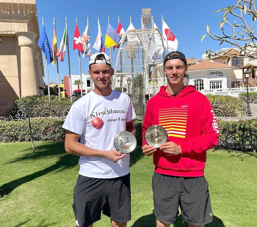 Turnīrā Šarmelšeihā dubultspēlēs Mārtiņš Podžus (no kreisās) un Roberts Štrombahs ieguva otro vietu.
Autors: no M. Podžus albuma.