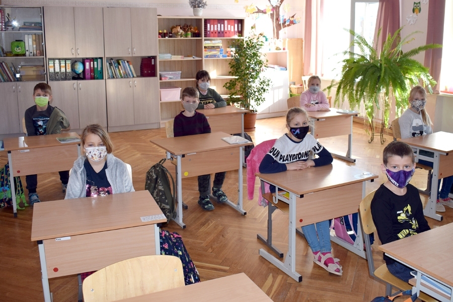 Misas pamatskolas pirmklasnieki savas darba vietas sakārtojuši un ir gatavi saulainajā dienā doties ārā lūkot, cik tuvu jau pavasaris.
Autors: Žanna Zālīte