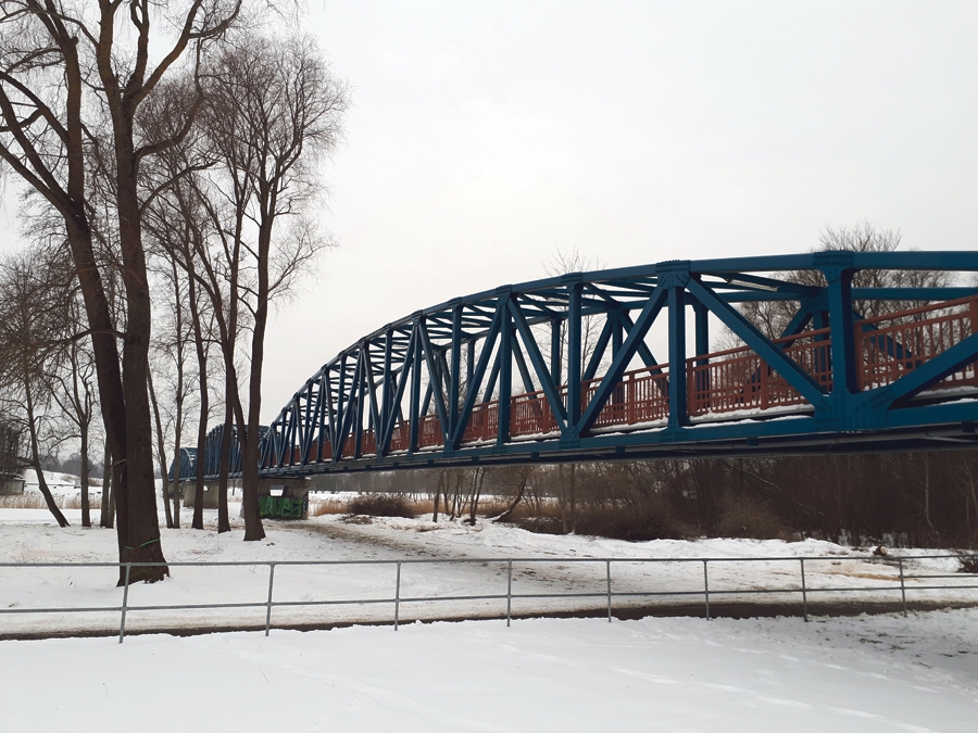 Latvijā garākais gājēju un velosipēdistu tilts pār Gauju ir Carnikavā. Tas tika atklāts 2014. gadā, ir 220 metru garš un četrus metrus plats. Apmeklējumu skaitītājs monitorē gan gājēju, gan velobraucēju plūsmas intensitāti pār tiltu.
Autors: Ligita Asare