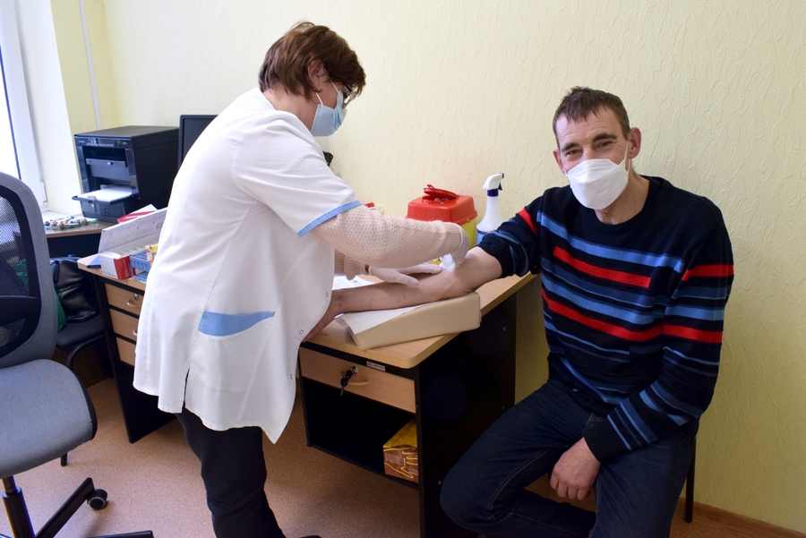 Uldim Devenītim pagājušā gada nogalē veiktais «Covid-19» tests uzrādījis negatīvu rezultātu, lai gan novērojis slimībai raksturīgus simptomus. Pētījuma dalībniekam asins paraugu no vēnas iegūst laborante Jeļena Krūmiņa.
Autors: Žanna Zālīte