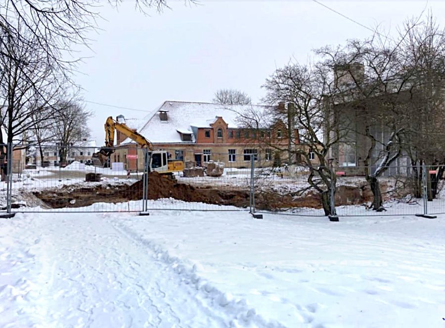 Pašreizējie būvdarbi skar gājēju celiņu.
Autors: Aculiecinieka foto.