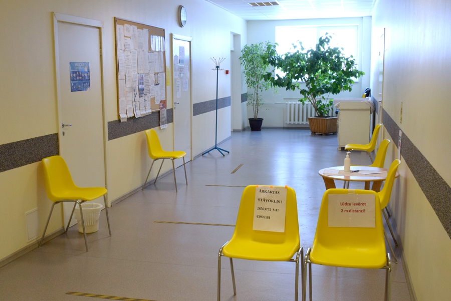 Vakcīnu pret «Covid-19» varēs saņemt arī ģimenes ārstu prakses vietās, kas atrodas Vecumnieku veselības centra ēkā.
Autors: Žanna Zālīte