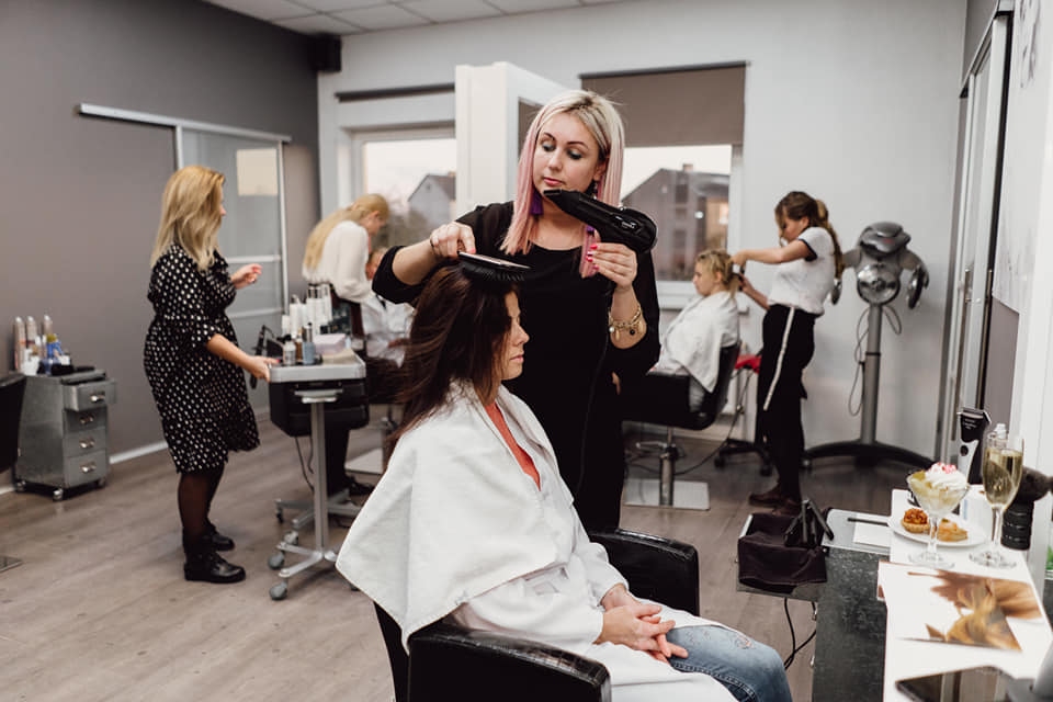 Līdz šim «BB saloniņā» pieci frizieri strādājuši vienā telpā. Atbilstoši noteiktajiem kvadrātmetriem, tagad telpā varētu strādāt divi meistari.
Autors: No albuma.