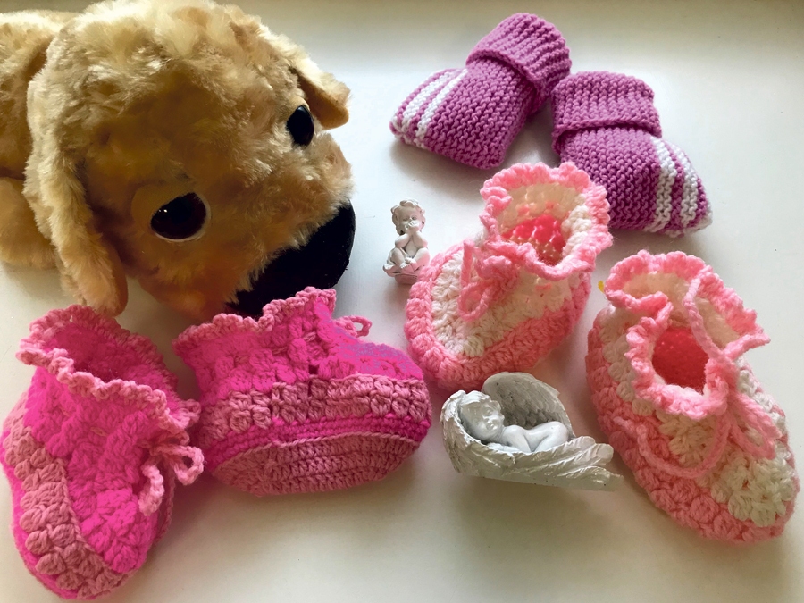 Iecavnieces Helēnas Jefremovas darināti zīdaiņu zābaciņi un cimdiņi.
Autors: no  R. Liepiņas-Kraujas arhīva.