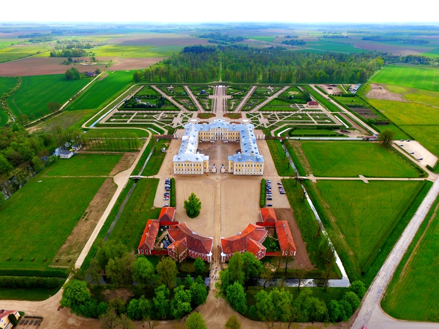 Rundāles pils apbūves komplekss ar franču dārzu un meža parku.
Autors: Jānis Katkevičs