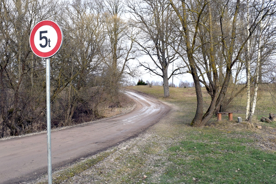 Ceļa zīme «Masas ierobežojums» autoceļu Zvirgzde–Dumpji Vecumnieku pagastā aizliedz izmantot transportlīdzekļiem, kuru kopējā faktiskā masa pārsniedz 5 tonnas.
Autors: Žanna Zālīte
