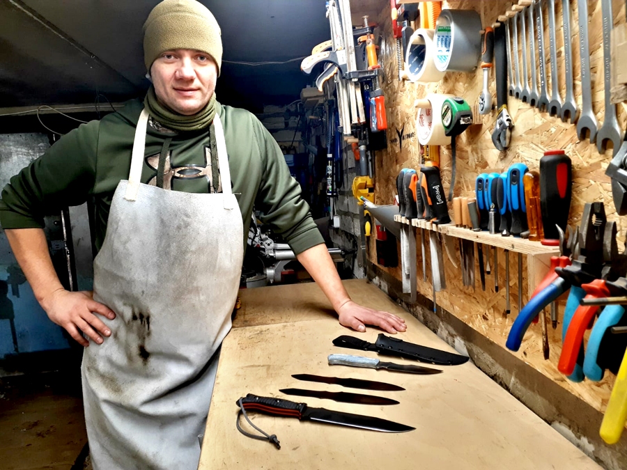 Rihards Šķeltiņš par augstas kvalitātes medību, pārgājienu un pavāru nažu un to piederumu izgatavošanu Iecavas novada pašvaldības konkursā «Iecavas novada uzņēmēju gada balva 2020» ieguvis nomināciju «Gada inovācija uzņēmējdarbībā».
Autors: no R. Šķeltiņa personiskā arhīva.