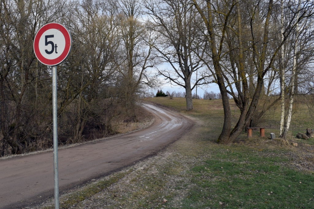 Ceļa zīme «Masas ierobežojums» autoceļu Zvirgzde–Dumpji Vecumnieku pagastā aizliedz izmantot transport¬līdzekļiem, kuru kopējā faktiskā masa pārsniedz 5 t.
Autors: Žanna Zālīte