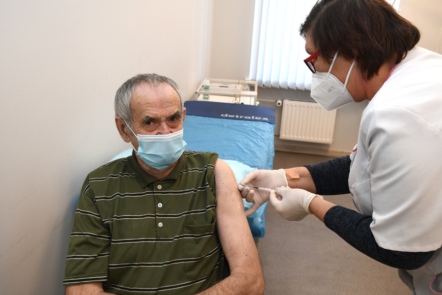 Ģimenes ārstes Santas Gulbes praksē.«Kas jādara, tas jādara! Sliktāk jau nebūs,» par vakcīnas pret «Covid-19» saņemšanu teic 80 gadus vecais rundālietis Andris Dāboliņš. Senioru vakcinē ārsta palīdze Lūcija Volodina.
Autors: Ivars Bogdanovs