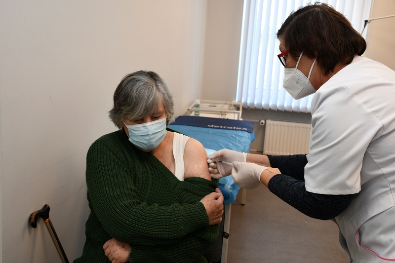 Senioru vērtējumā - dūriens nesāpīgs, bet bažas ir par iespējamām blaknēm.
Autors: Ivars Bogdanovs