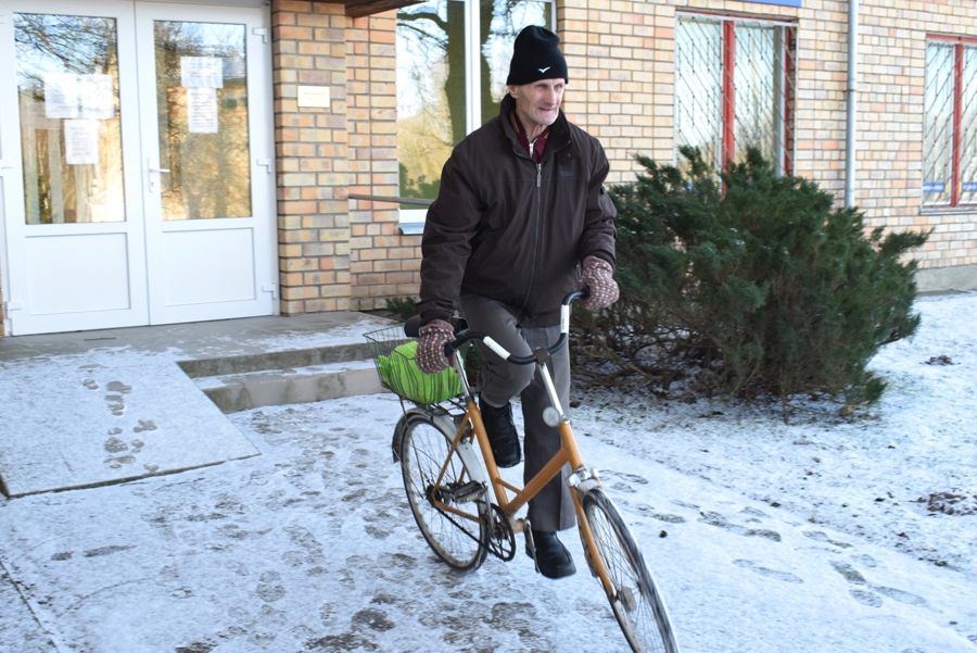 Antons Šiksts pēc potes atbraucis ar divriteni.
Autors: Žanna Zālīte
