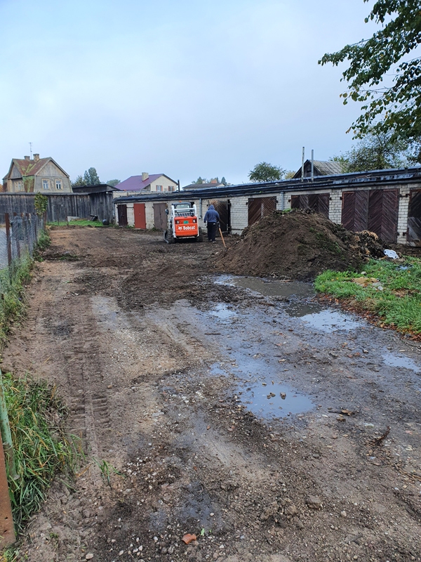 Edvarta Virzas ielas 2b garāžu kolektīvs 2020. gadā konkursā startēja ar projektu «Piebraucamās zonas sakārtošana». Projekta īstenošana tika veikta pēc iepriekš izstrādāta plāna, sakārtojot īpašuma teritoriju un izveidojot dolomīta šķembām klātu garāžu stāvlaukumu.
Autors: no iecava.lv arhīva.