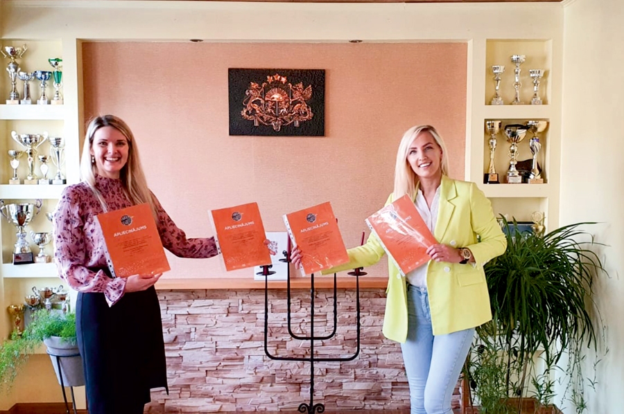 Konkursa noslēgumā – Liene Beināre (no kreisās) un Kristīne Sviķe.
Autors: no personiskā arhīva.