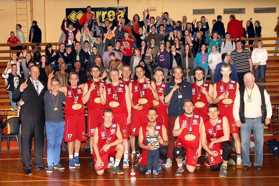 Bauskas, Iecavas un Vecumnieku novada komandas ik pa brīdim izcīna čempionu titulus dažādās Latvijas līgās. Šajā attēlā – par uzvaru Latvijas basketbola līgas 3. divīzijā priecājas Iecavas novada basketbola klubs «Dartija» ar saviem līdzjutējiem.
Autors: no «Bauskas Dzīves» arhīva.
