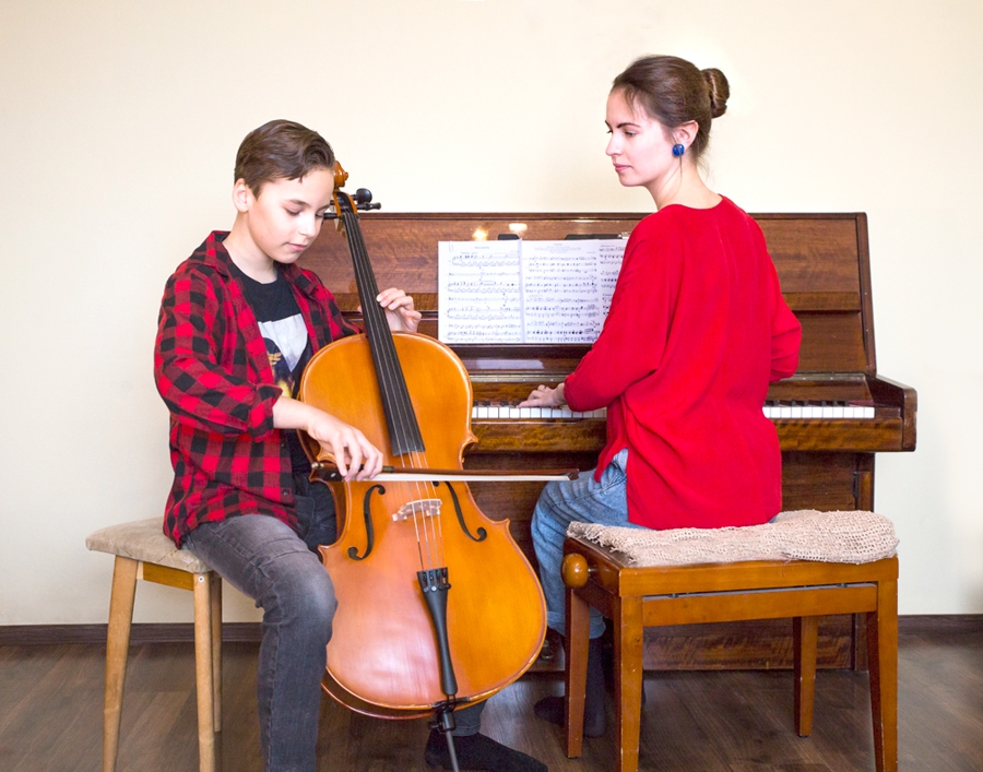 Kopmuzicēšana – Rodenkirhenu ģimenes tradīcija. Pie klavierēm – Džūlija, ar čellu viņas brālis Arnolds.
Autors: no personiskā arhīva.