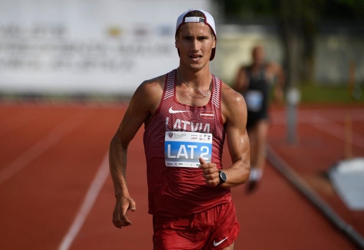 Bijušais Bauskas novada Bērnu un jaunatnes sporta skolas audzēknis Ruslans Smolonskis Turcijas čempionātā 50 kilometru distancē izcīnīja otro vietu, turklāt arī sasniedza jaunu personisko rekordu.
Autors: LVS