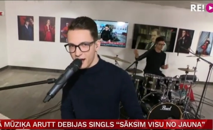 Baušķenieks Arutt jeb Armands Rutkovskis ar debijas singlu «Sāksim visu no jauna» piesaka sevi mūzikas pasaulē un «Muzikālajā bankā».
Autors: Ekrānšāviņš no LTV raidījuma «Rīta panorāma»